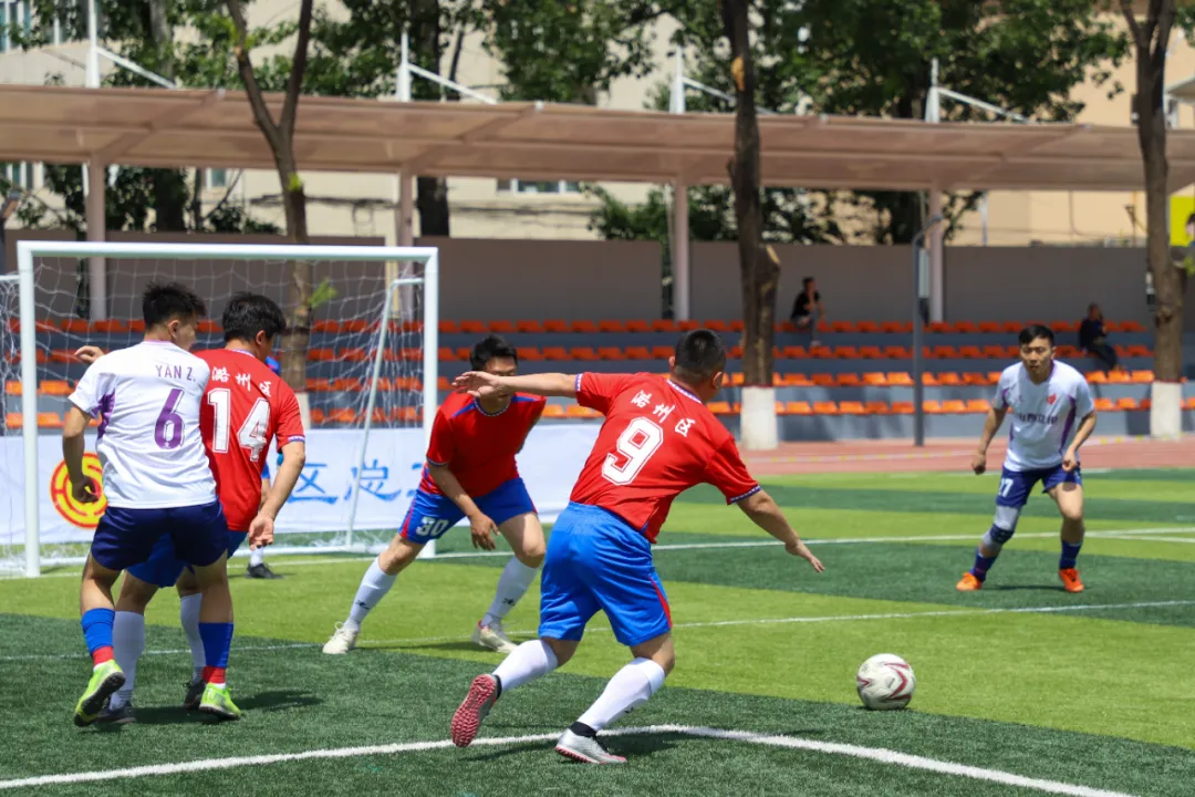 精彩足球比赛精彩不断，球员实力角逐