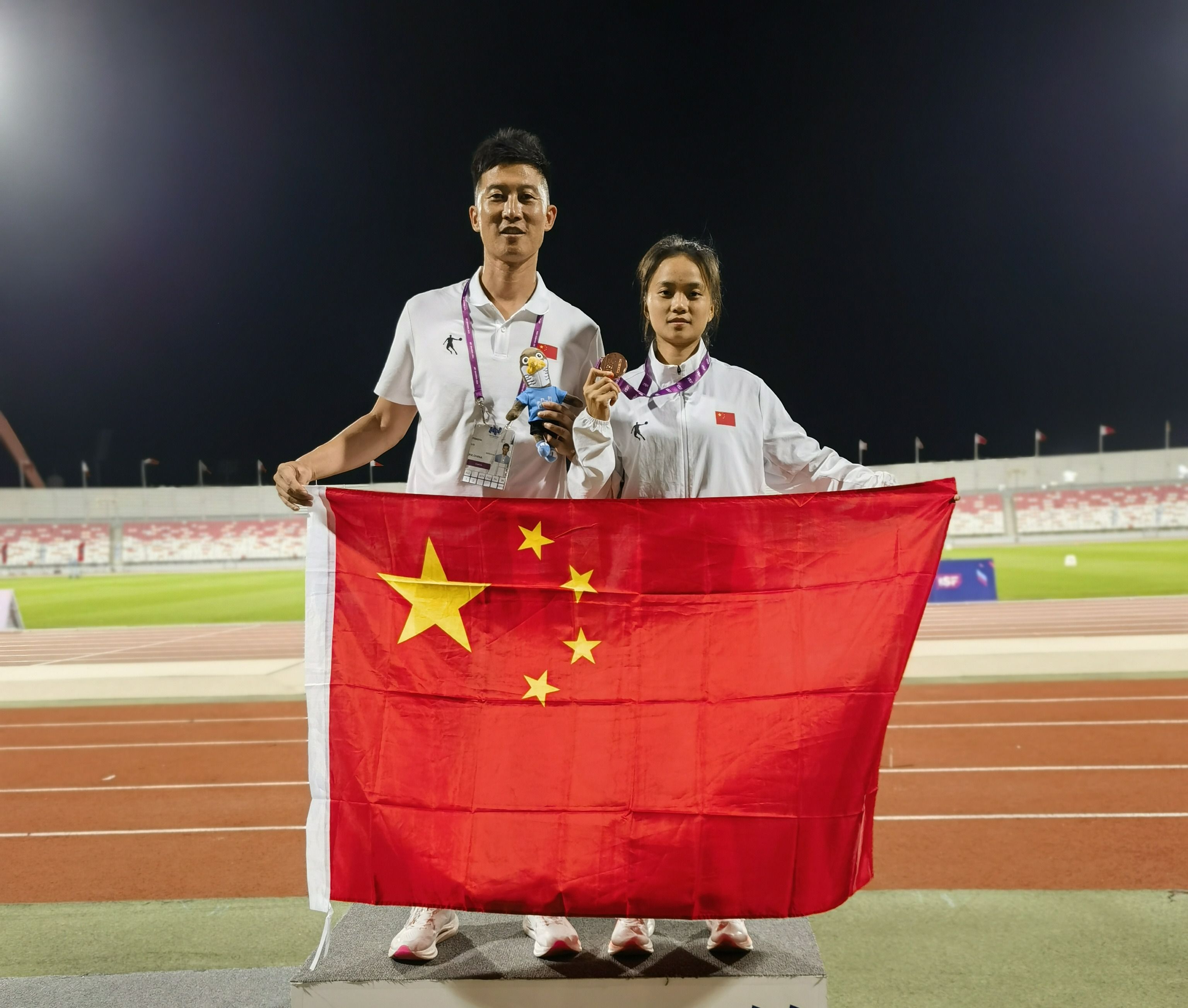 包含加拿大选手斩获举重铜牌，表现出色的词条