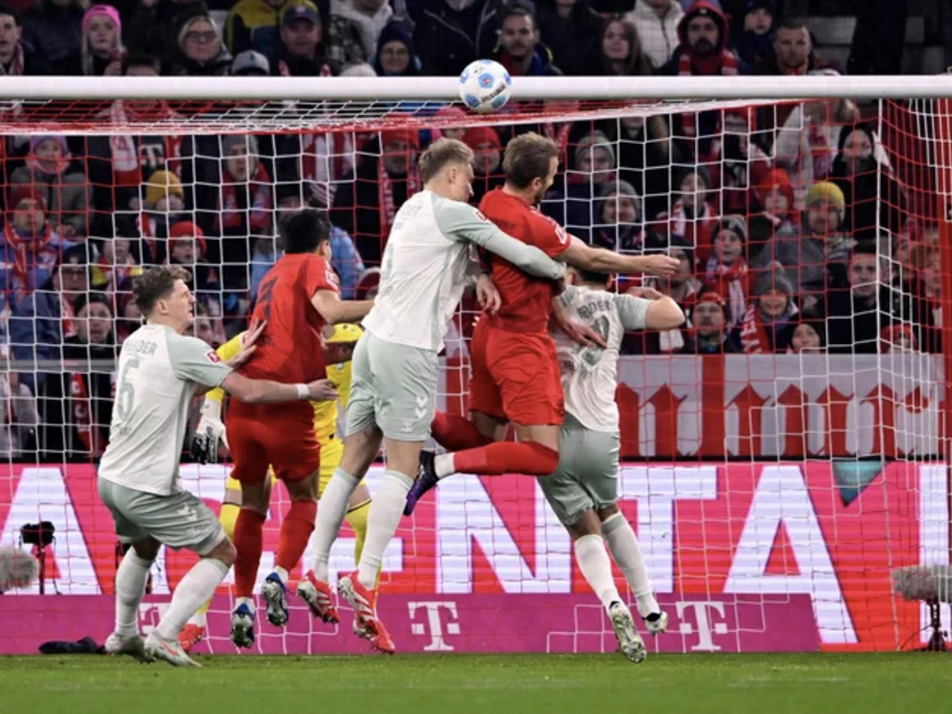 莱万当家,拜仁四球大胜晋级 莱万当家,拜仁四球大胜晋级