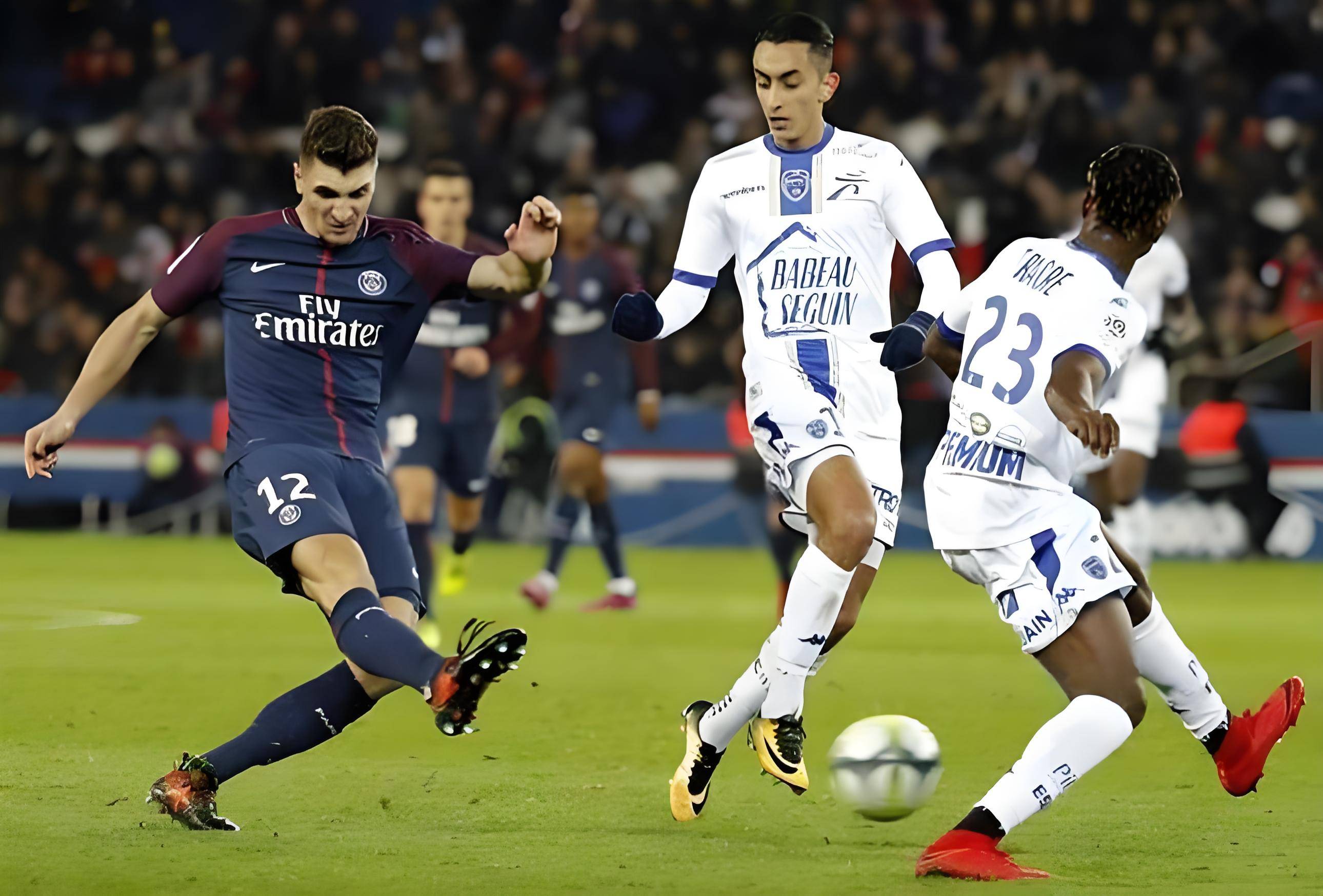 欧洲足球联赛激烈较量，各队蓄势待发