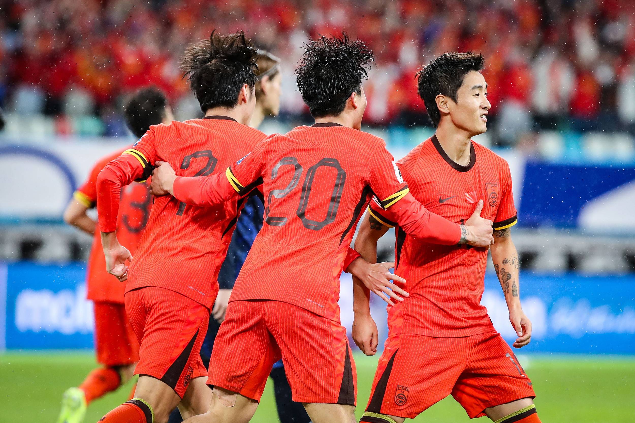 包含奥运会焦点战：国足vs巴萨，登顶引发热议不断的词条