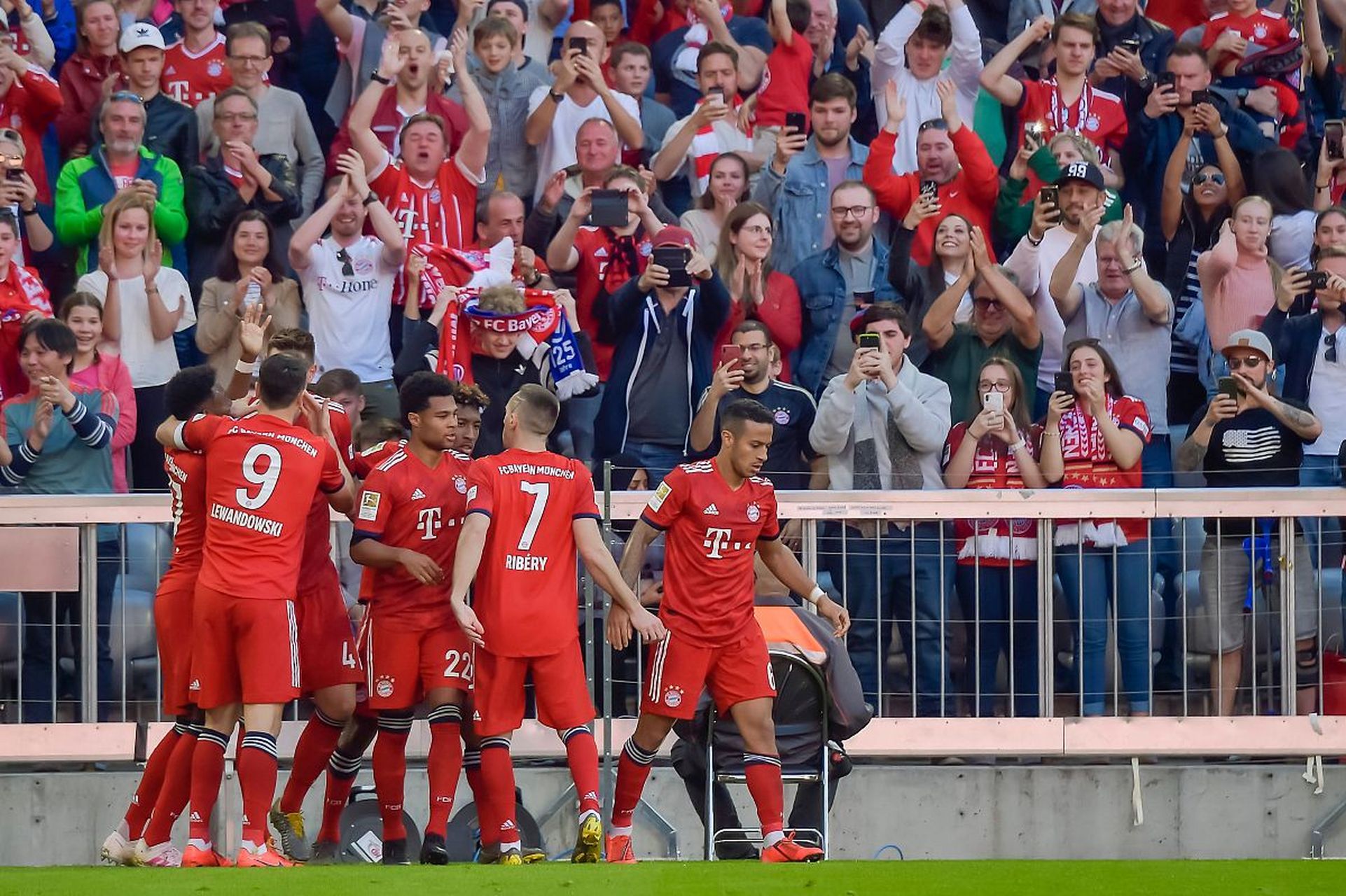 拜仁慕尼黑在德甲比赛中取得胜利，继续领跑积分榜的简单介绍