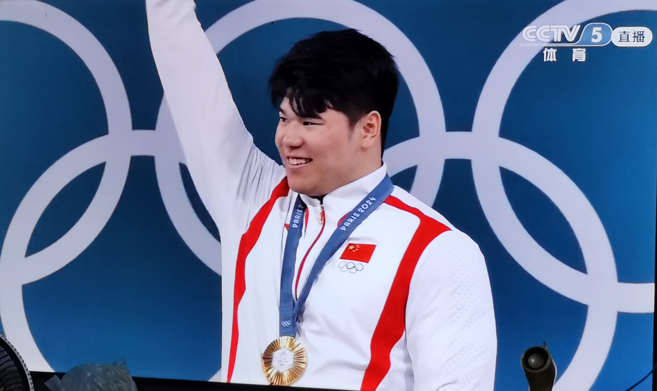 开云体育下载-举重选手超越自我，登顶冠军领奖台