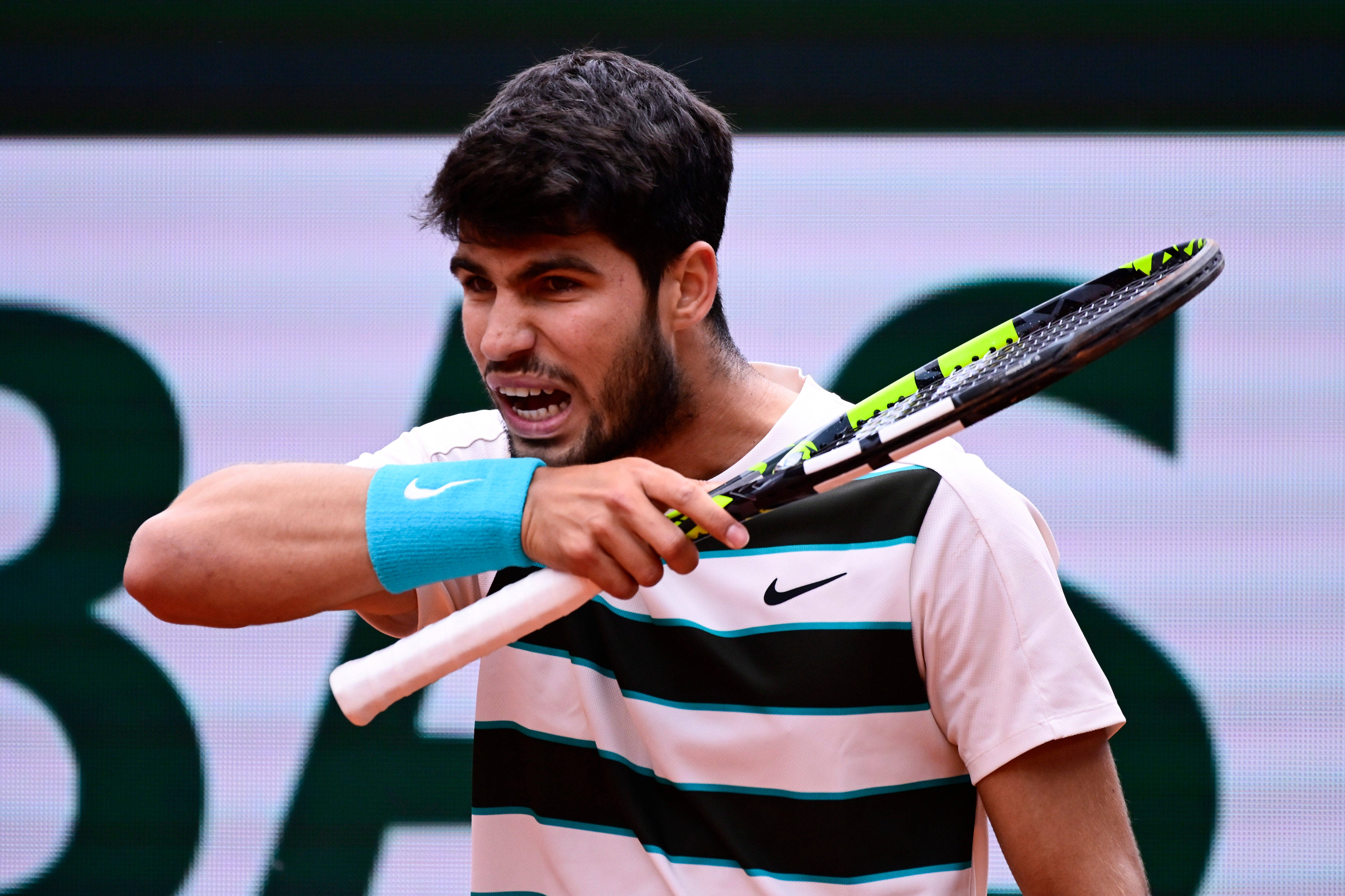 包含法国网球队翻盘西班牙网球队，阿尔卡拉斯爆发神勇的词条