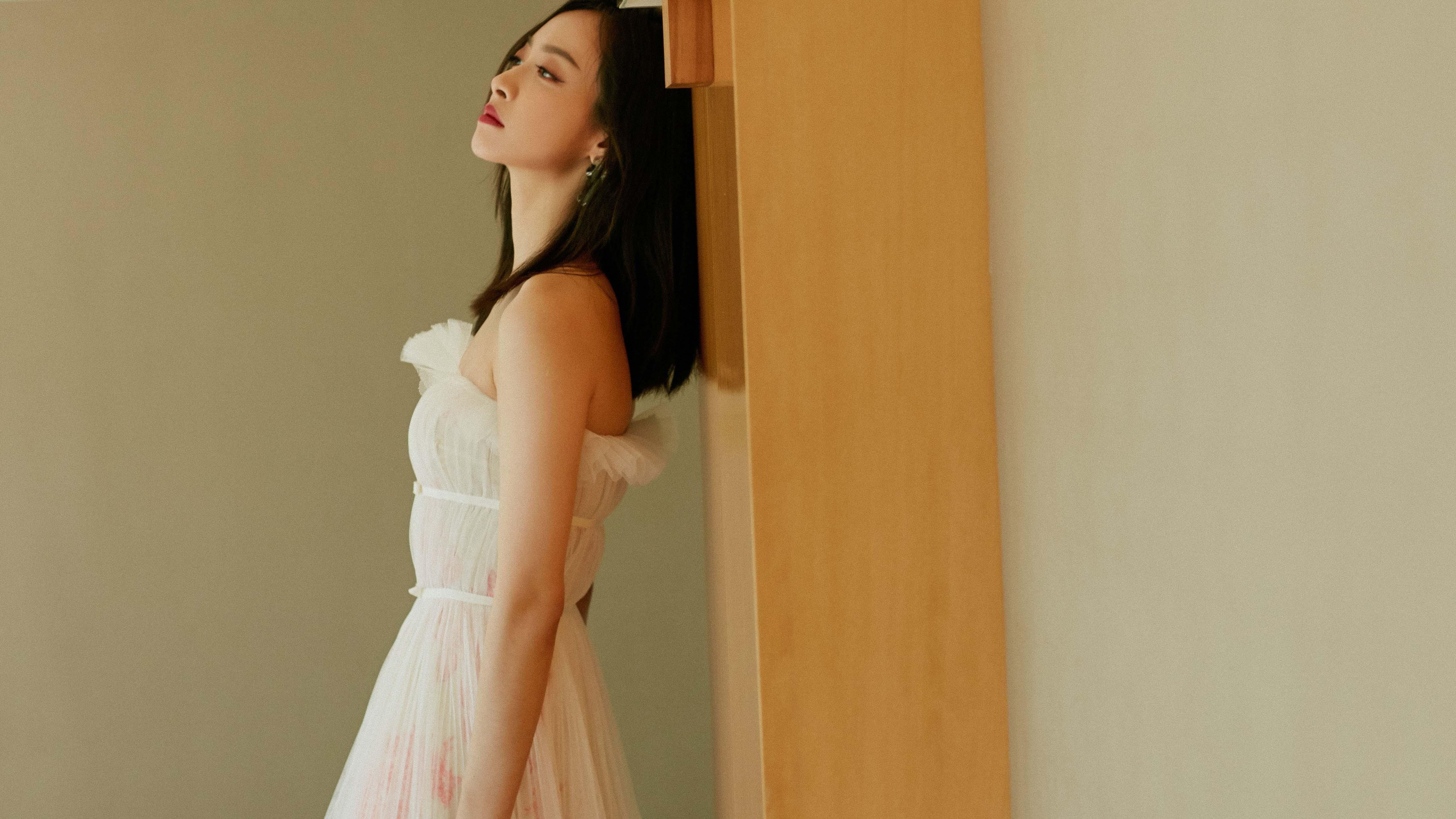 门将指尖的绝对零度，与极光下爆买的炙热，我们时代的两面镜子