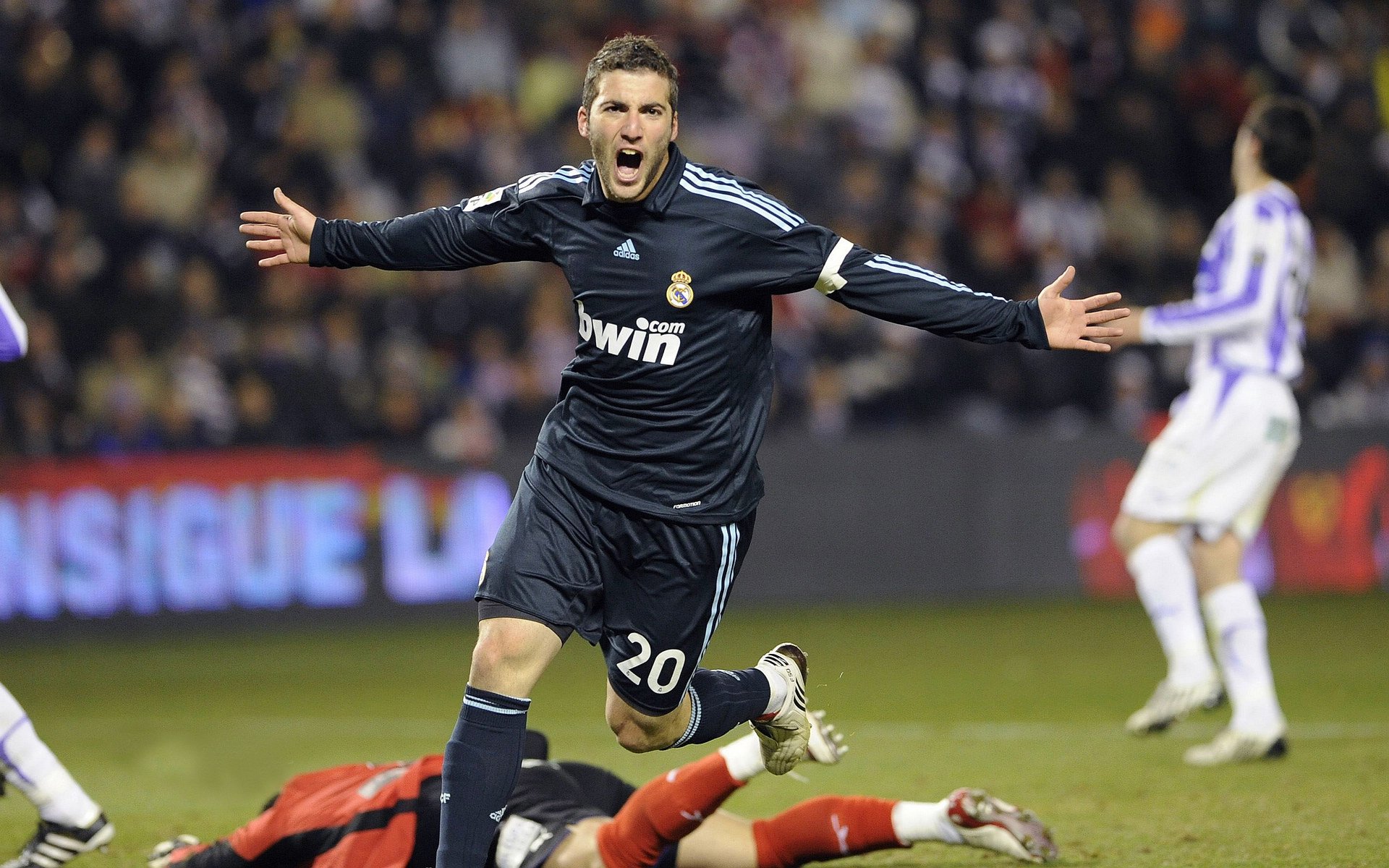 开云APP-当灰熊撞开开拓者，德甲也响起终场哨